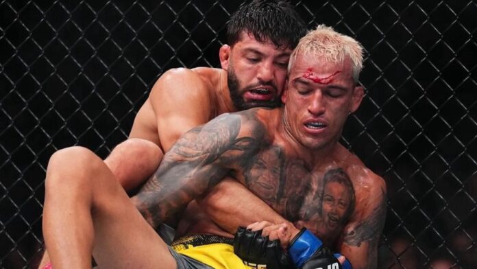 Arman Tsarukyan grappling Charles Oliveira
