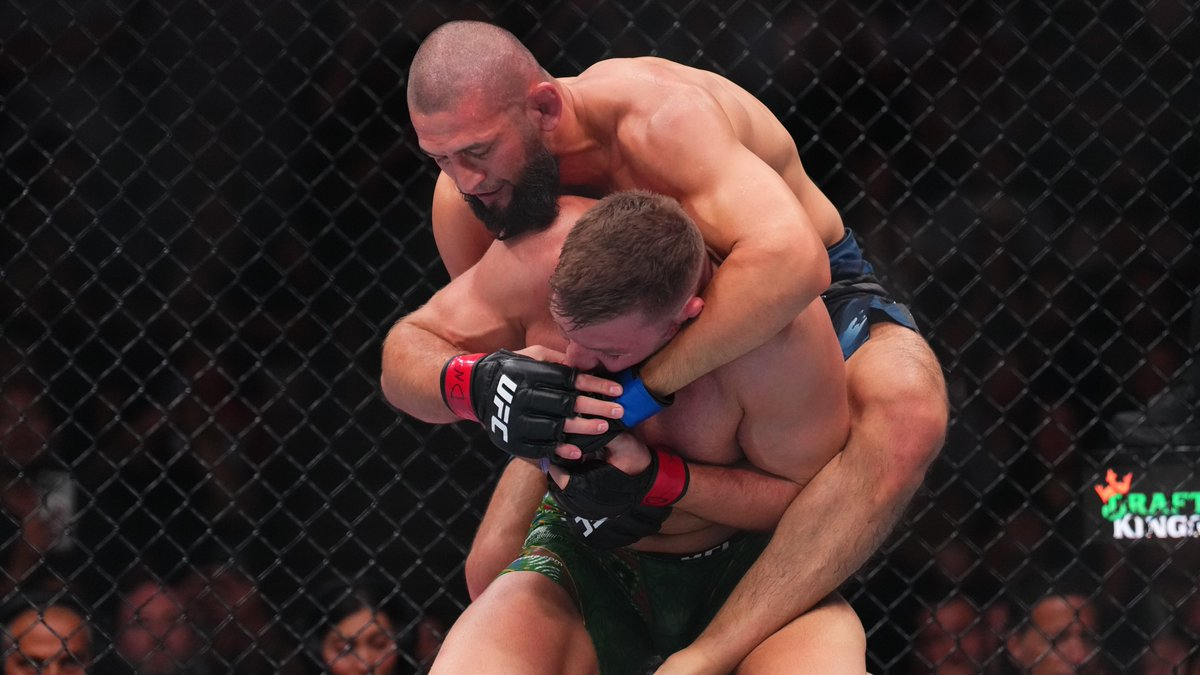 Khamzat Chimaev derrota a Dricus du Plessis en UFC 319
