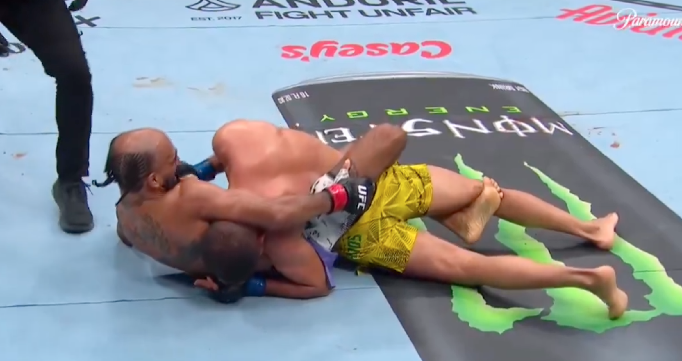 Johnson Survives Chapolin Upset With Scottish Twister