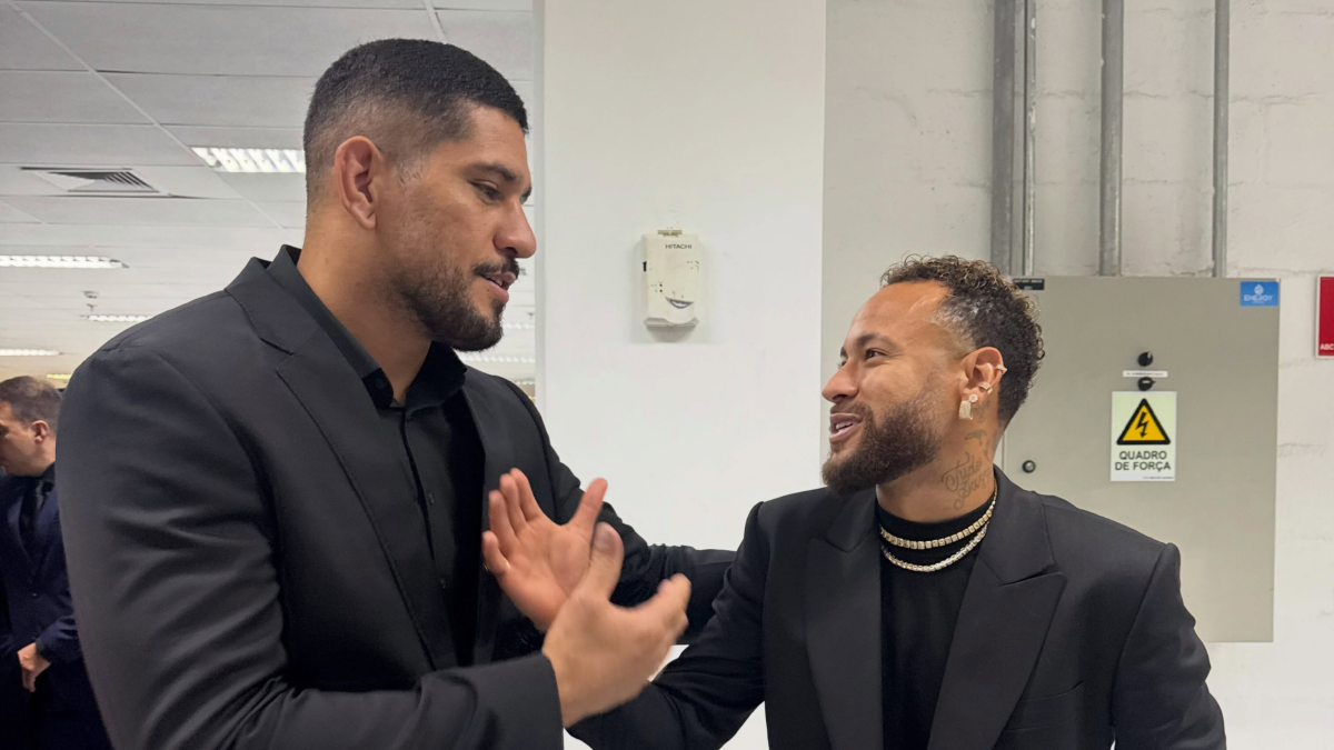 UFC Fan Pays Eye-Watering ,500 For Rare Chance To Train With Alex Pereira And Charles Oliveira At Neymar’s Auction UFC Fan Pays Eye-Watering ,500 For Rare Chance To Train With Alex Pereira And Charles Oliveira At Neymar’s Auction
