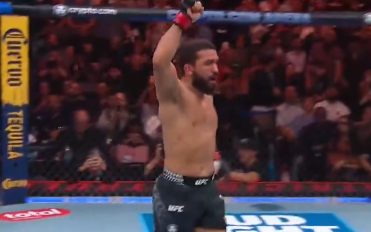 Patricio Pitbull Finishes Doo-Ho Choi In UFC 331 Striking War