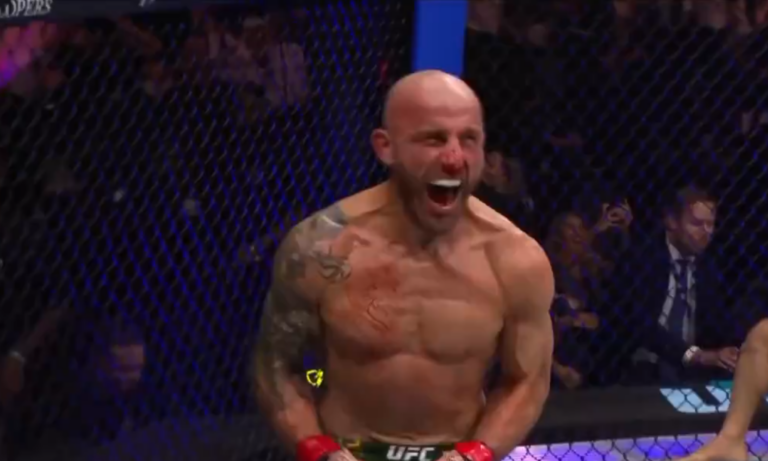 Alexander Volkanovski Stops Movsar Evloev at UFC 333